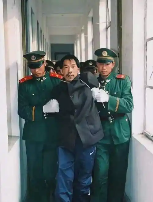 死刑犯执行死刑真实影像,犯人被民警押送刑场,亲自监督犯人行刑-度小