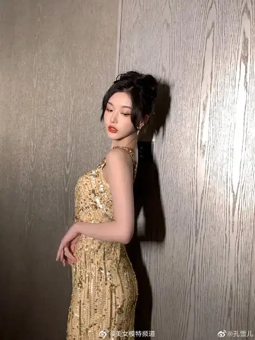 孔雪儿金色吊带长裙身段窈窕 妆容精致生图抗打