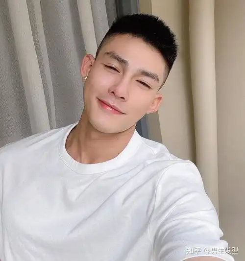 5款男生"两边剃短"发型,清爽干净越剪越帅气,新年剪一款试试