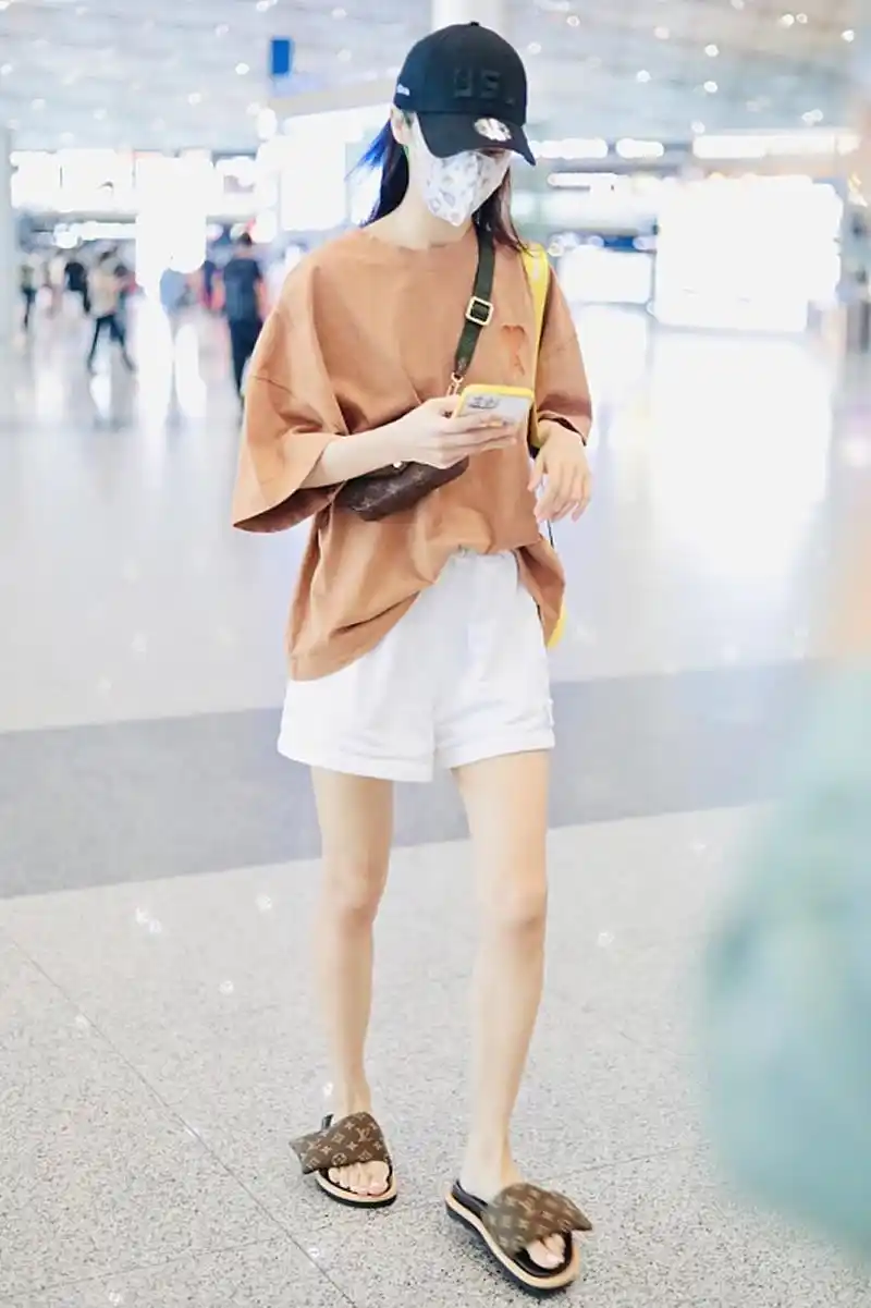 北舞校花金晨真敢穿牛仔裙肩膀上挖掉一块正面看身材真绝