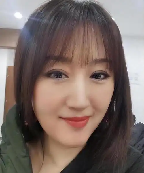 杨钰莹终究是老了在美颜下看似年轻但身材却暴露了真实年龄