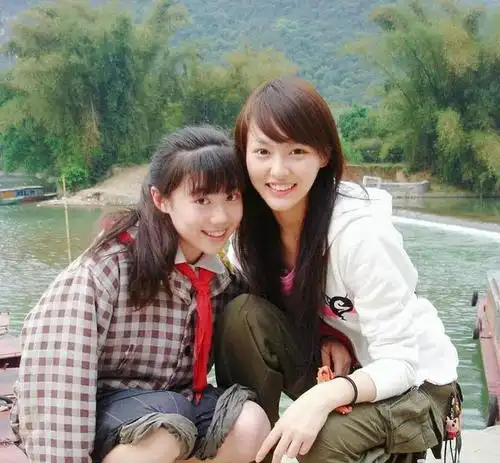 唐嫣大学全素颜照,脸超小比奶茶还清纯漂亮,远远一看就是校花了