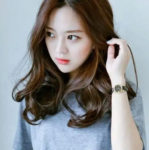 卷发2021中长发大卷,好看又有气质的卷发发型_发型造型_宝妈时尚生活