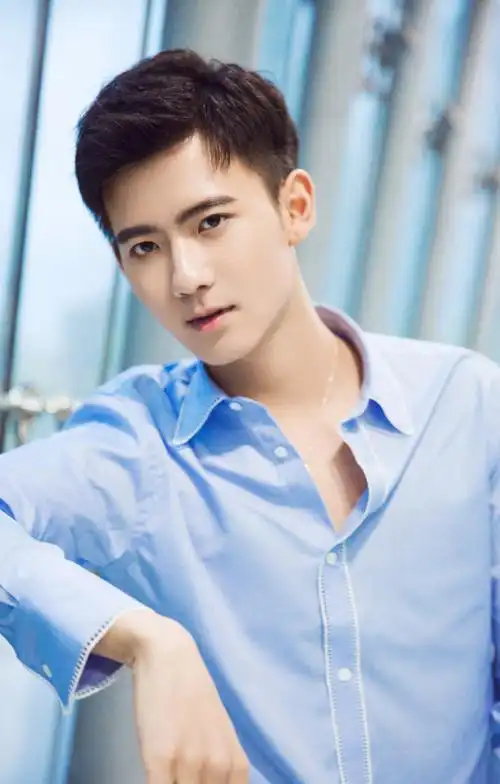 简介:赵顺然清爽帅气写真图片,分享一组赵顺然图片给大家,图中的明星