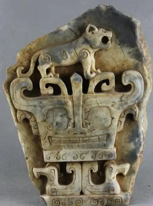 三星堆民间有件老虎面具鹰玉雕,它这样制作没道理,有可能是赝品|玉器