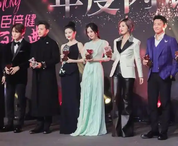 杨幂景甜在抖音同框:她在景甜身边干瘪仪态差,头快伸出屏幕了