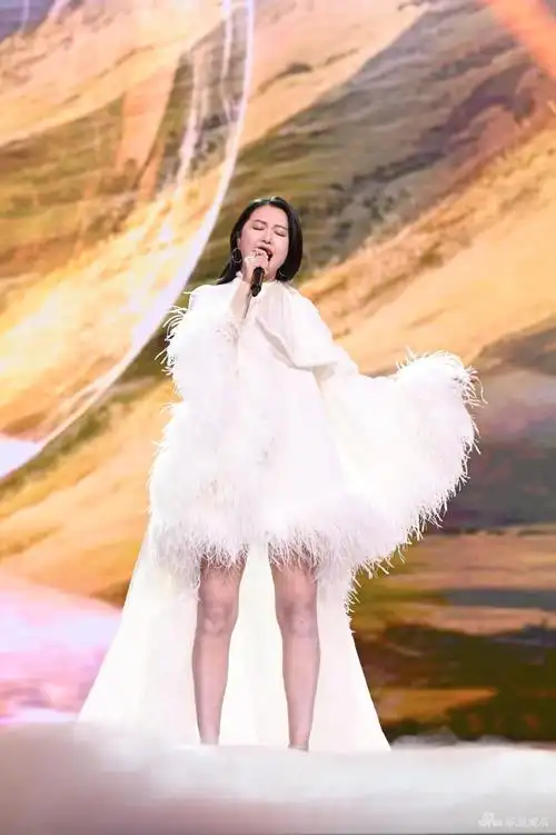 组图:谭维维微博之夜献唱《披光》 嗓音穿透力十足_高清图集_新浪网