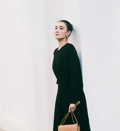 宋佳街拍被偶遇,巴黎的风太不懂事了!老是把裤子吹到姐姐腿上!