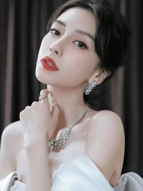 angelababy拍写真穿搭,穿白色露肩亮片礼服裙秀好身材,优雅迷人不失小