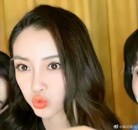 捉到一只撒娇baby,嘟嘴好可爱啊#angelababy嘟嘴自拍