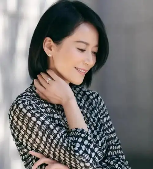 无论是在少女时期还是老年时期,她的表演都毫无违和感.