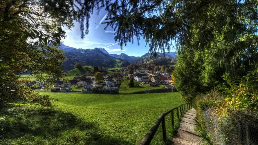 壁纸 瑞士,村庄,绿色,田野,树木,房屋 5120x2880 uhd 5k 高清壁纸