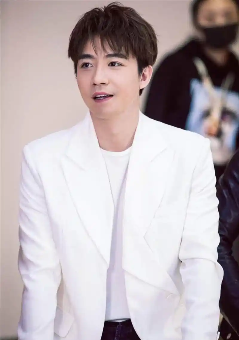 俞灏明:浴火重生 俞灏明,2007年快乐男声第六名,因烧伤事故几乎断送