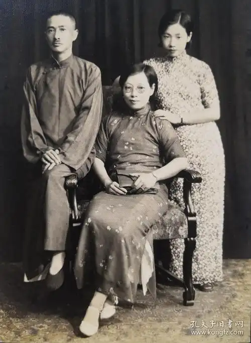 民国时期家庭 一家三口 老照片 一张 民国时期多么养眼的这一家人.