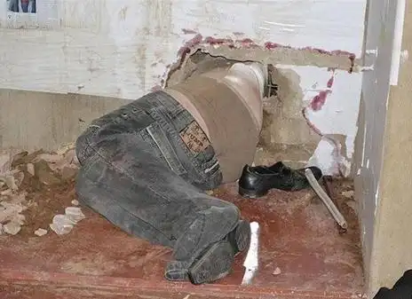 巴西囚犯越狱被卡墙上:巴西囚犯打洞越狱因肚子太大