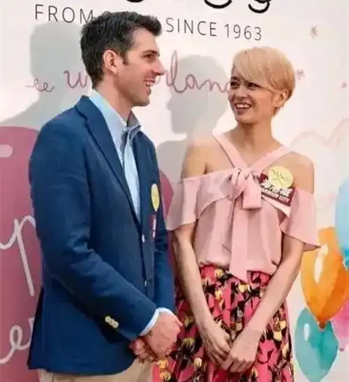 梁咏琪携外籍男友同框(黄发粉衫走甜美风7岁女儿超可爱)