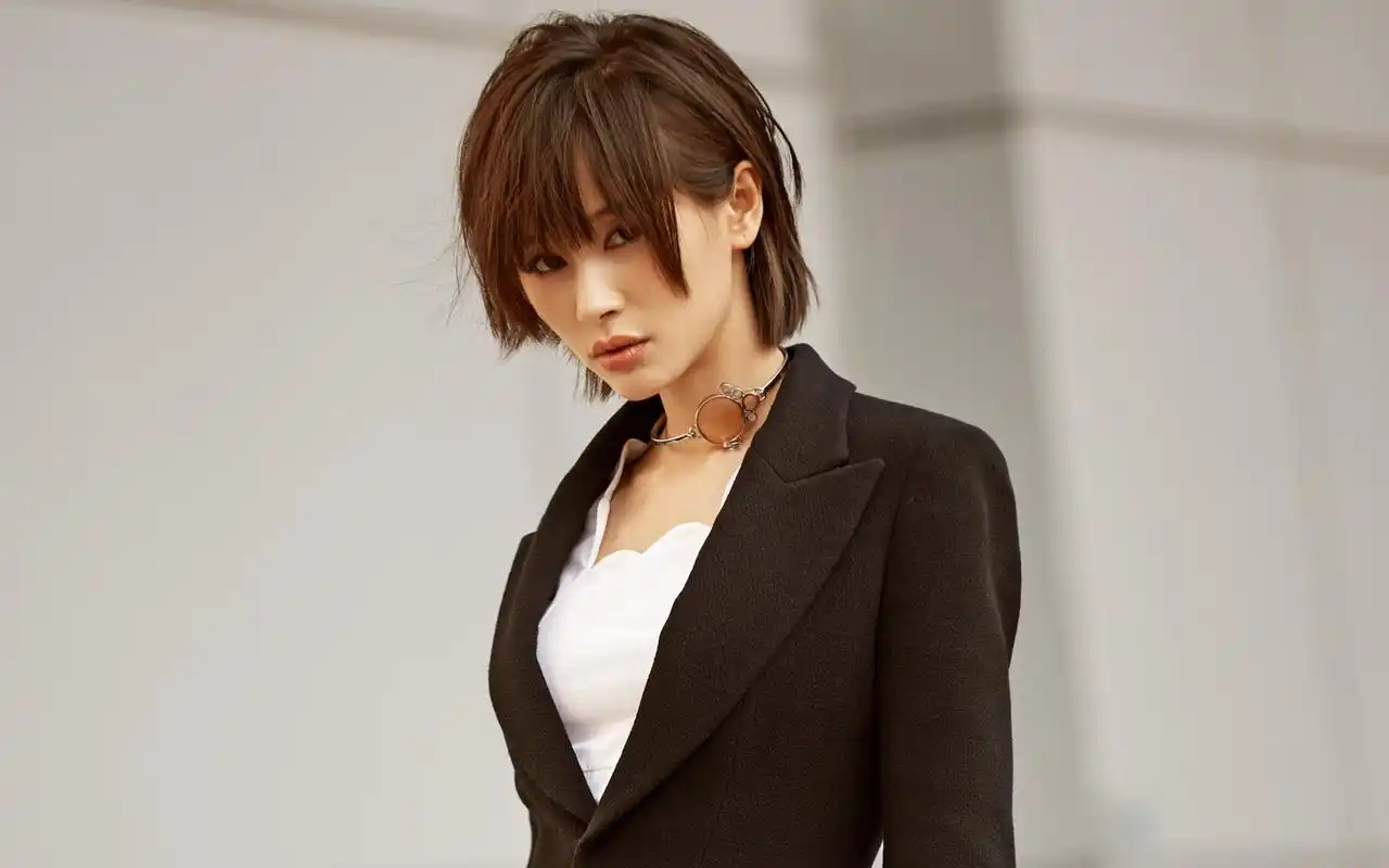 王子文干练迷人黑色西装时尚街拍桌面壁纸