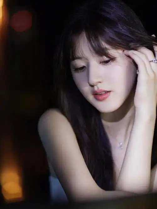 璀璨夺目赵露思的初秋光影写真