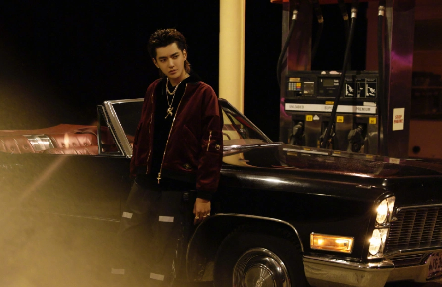 吴亦凡生日为粉丝送"美图",胡子拉碴配碎发,网友:抱歉打扰了