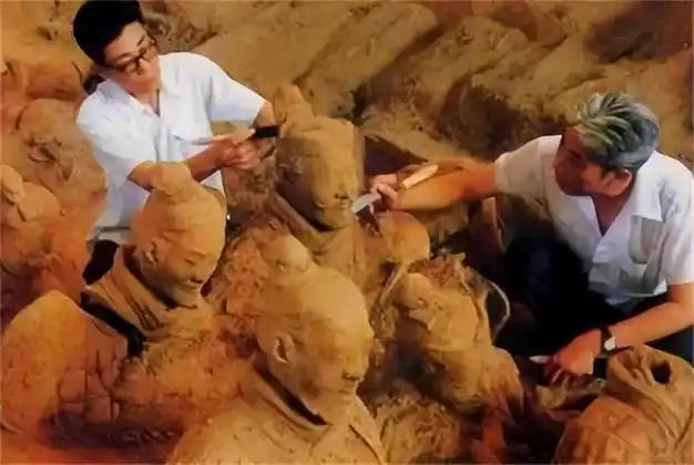 兵马俑是活人烧制1974年陕西一尊兵马俑开裂真相水落石出
