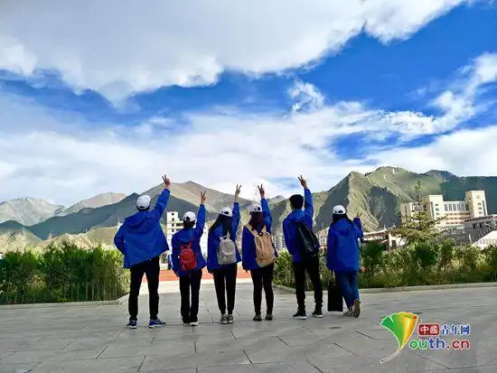 图为支教团成员合照背影. 罗秋实 供图