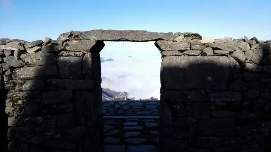 武功山*深秋往:飞瀑捣银珠,游云纵四海,涛涛天上草,一岁一枯荣
