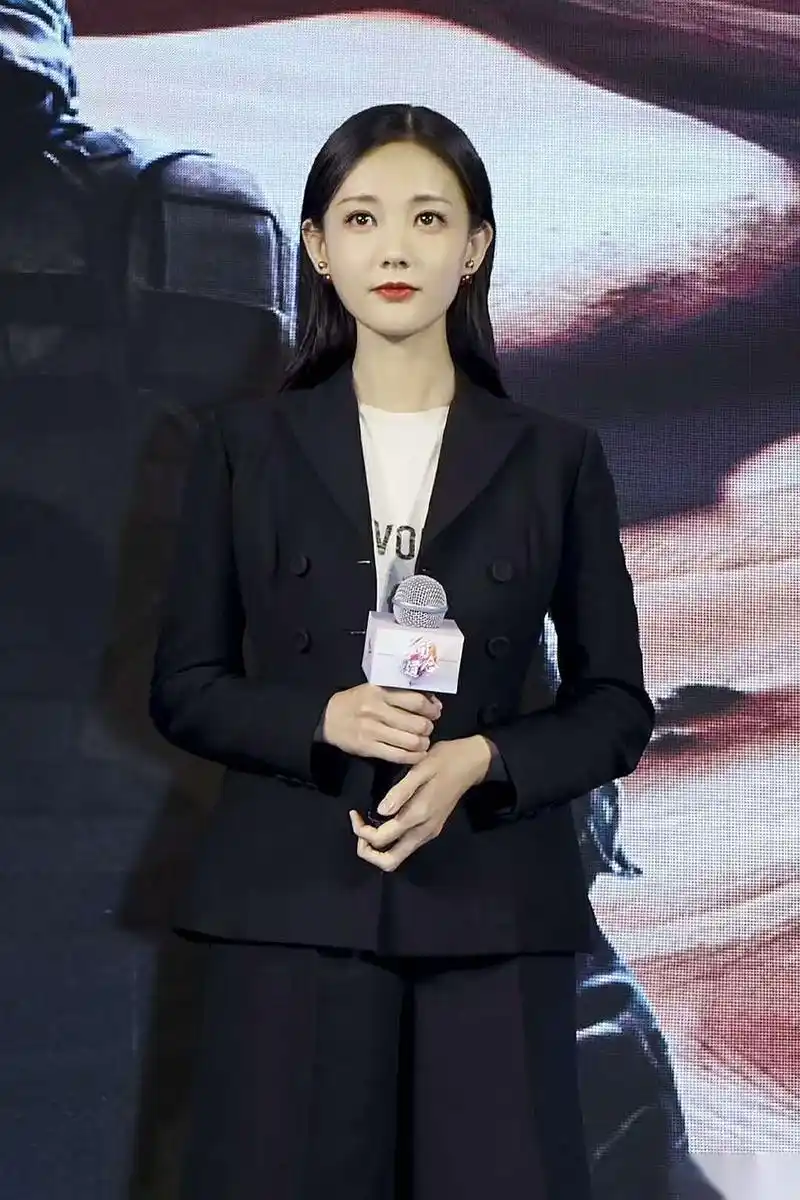 李一桐这一身西装美爆了!