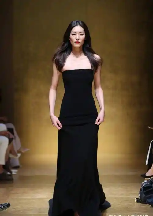 刘雯不愧是维密超模,连抹身材装也能穿出高级感,178身高真不简单_时尚