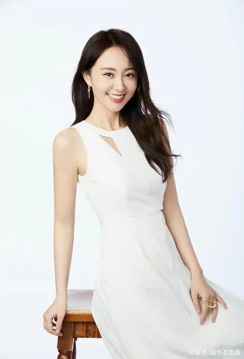 孙耀琦身穿白色连衣裙,甜美迷人