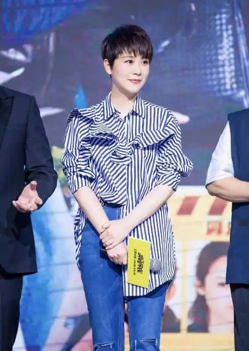 42岁海清剪短发就是清爽,身穿针织衫搭配牛仔裤,秒变22岁少女_毛衣