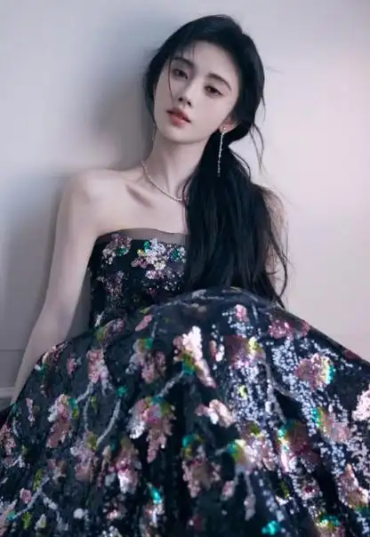 鞠婧祎qq音乐巅峰盛典照片曝光雪白大长腿又长又细秀色可餐