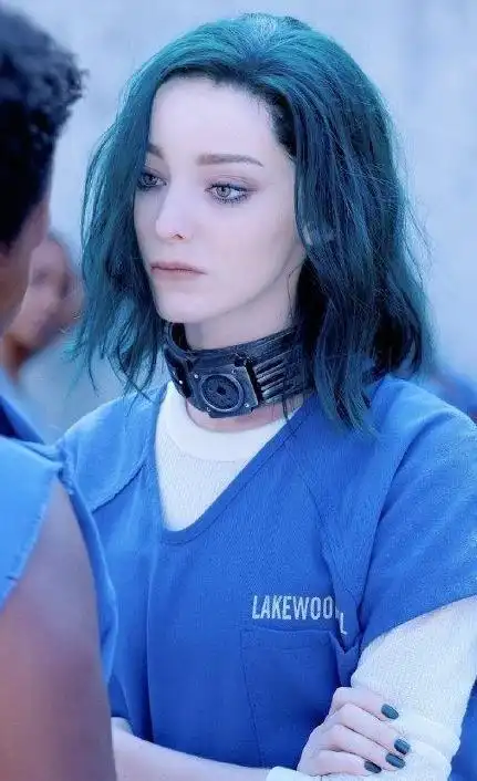 变种人克拉丽丝正在城中上下逃窜,躲避警方的追捕.