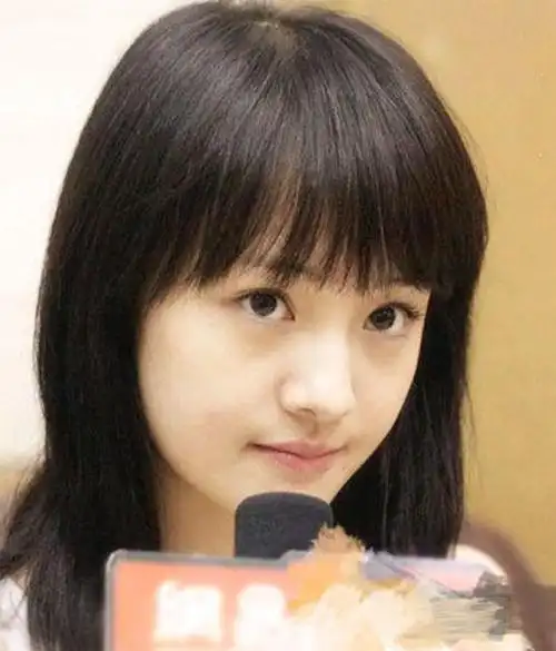 郑爽在圈子里的口碑十分好郑爽整容前,粉丝十分多郑爽整容前,次要是爽