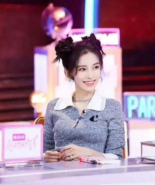 杨颖双丸子头造型俏皮又可爱