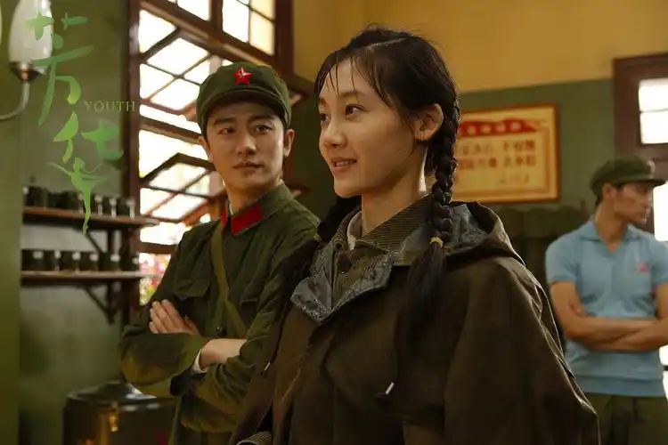 电影《芳华》持续热映,期待走入电影院的你也能被这故事所打动.