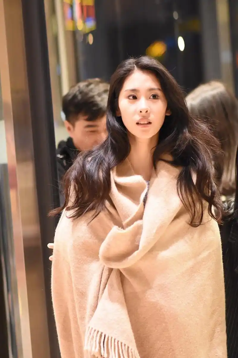 张碧晨被质疑整容# 最近,中国著名歌手张碧晨被质疑整容,引起了粉丝