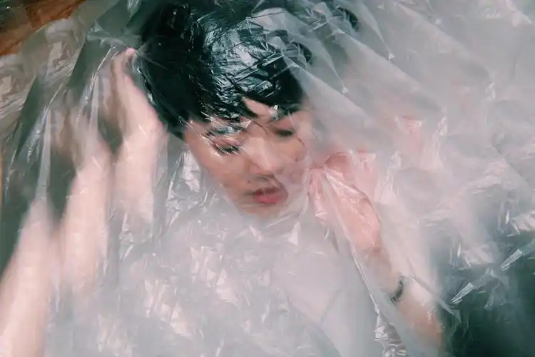 拒绝标签化岑宁儿音乐里的自由流动之美