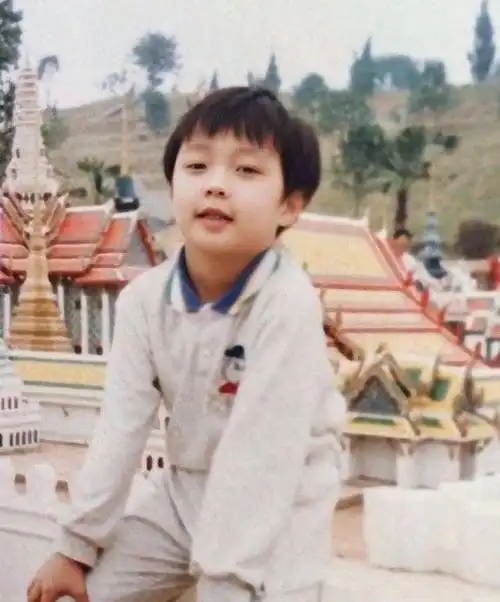 1/ 12 搜狐娱乐讯 28日,工作室分享的张艺兴童年旧照曝光,照片中的小
