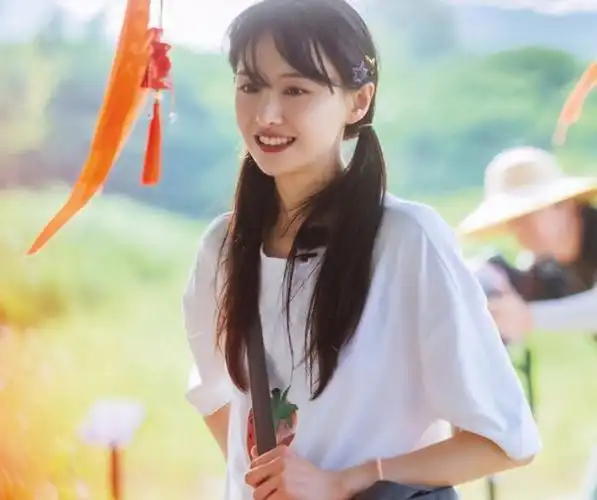 郑爽蜜糖胶片风大片出炉拍摄花絮镜头感十足人气高不是没原因