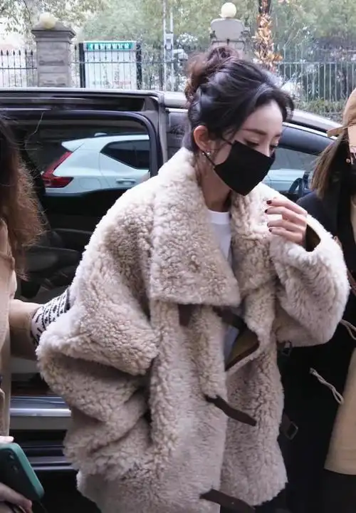 杨幂新造型太可爱啦!穿羊毛外套录制节目,上班造型又成新爆款