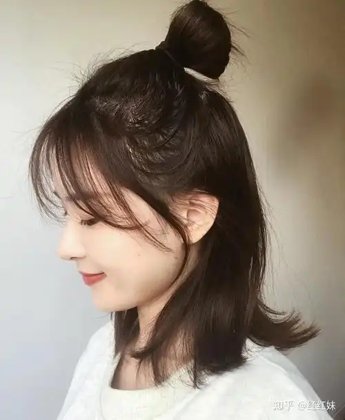 在炎炎夏日一定不能够错过这款半扎发发型