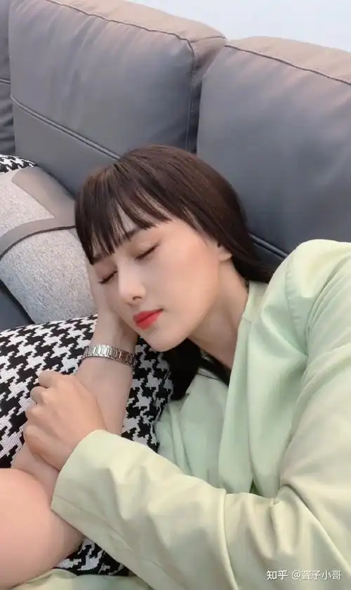 聋子小哥 的想法: 张馨予微博晒照,被眼尖的网友发现她躺在… - 知乎