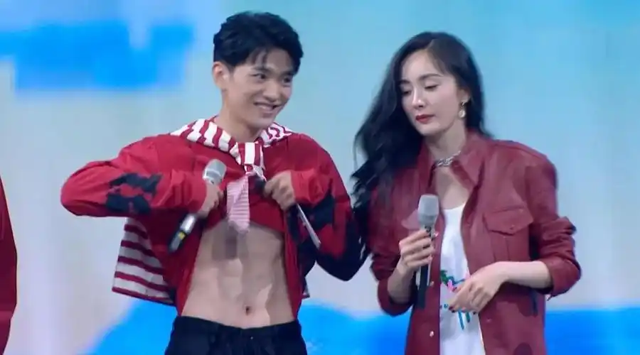 贴心搀扶baby,暖心安慰吴昕,"综艺鬼才"易大千的绅士之风