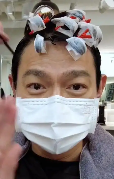 刘德华真的老了为新戏烫发却意外暴露脱发问题头上还有白发岁月不饶人