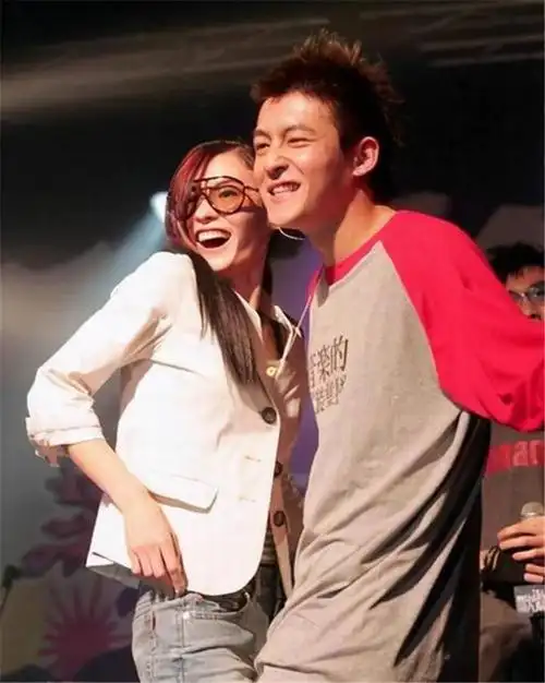 42岁陈冠希偶遇55岁陈小春,憔悴老态身形佝偻,曾都是张柏芝前任|阿娇