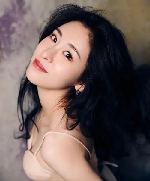 张碧晨浅金色吊带连衣裙写真,恬静温婉,美艳动人!