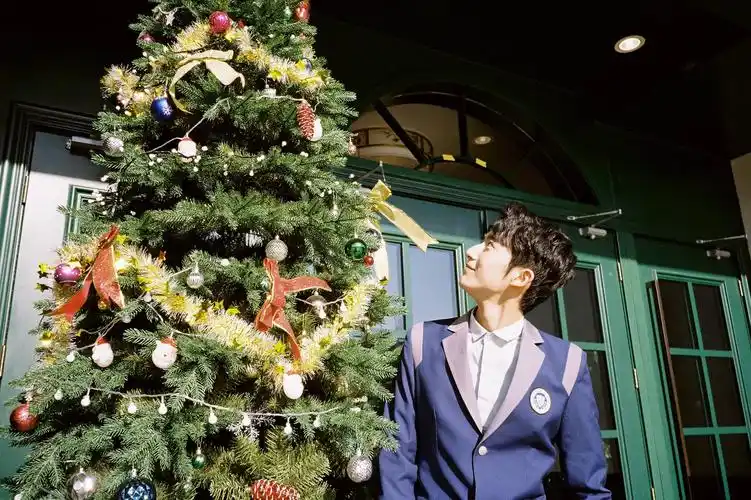 郝富申沐浴阳光变"闪光少年"学院风穿搭洋溢青春气息_凤凰网娱乐_凤凰