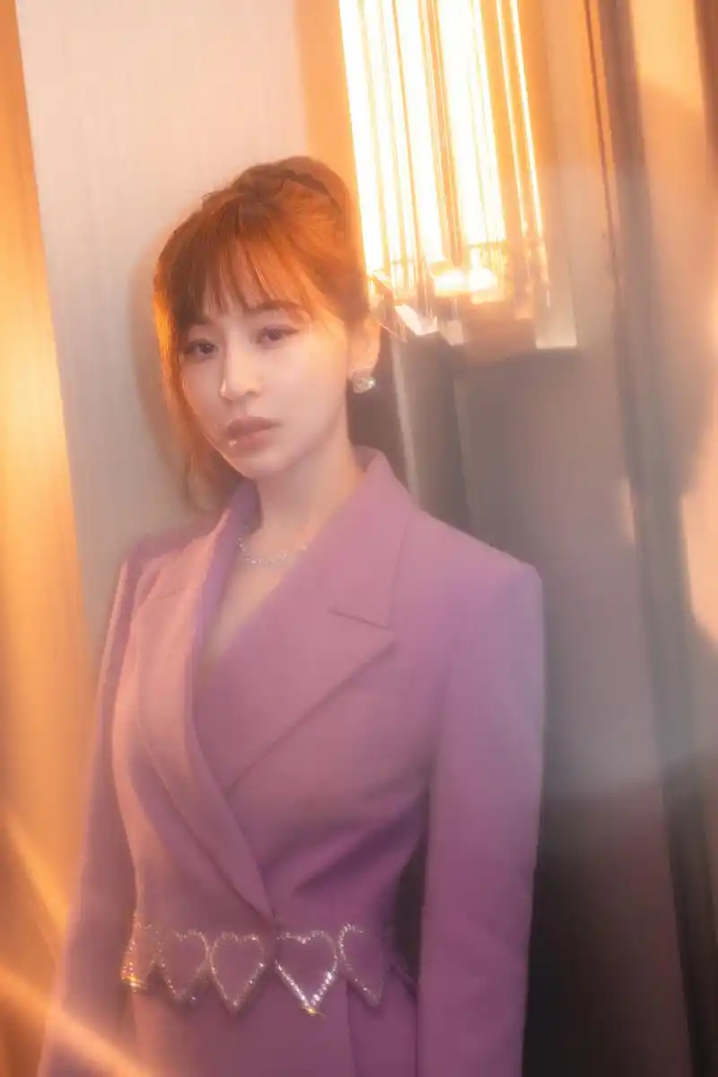 甜心教主王心凌最新光韵写真来袭 长长睫毛弯啊弯 尽显甜辣霸气