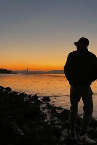 蔡徐坤更新绿洲晒海边背影照大帅哥就连背影都苏感十足