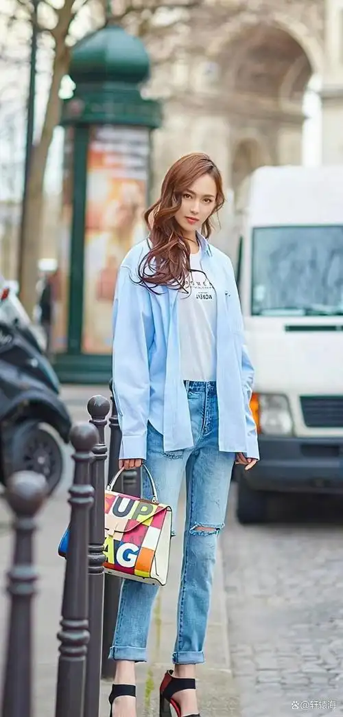 唐嫣美到认不出,穿雪纺衫配短裤秀长腿,淡妆出镜似少女